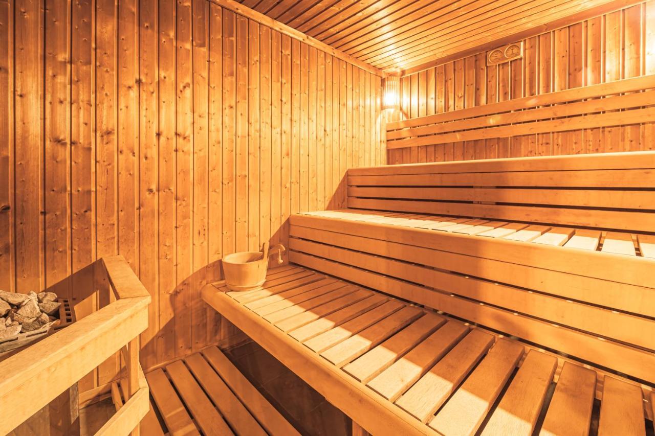Komlo Hotel Гюла Екстериор снимка