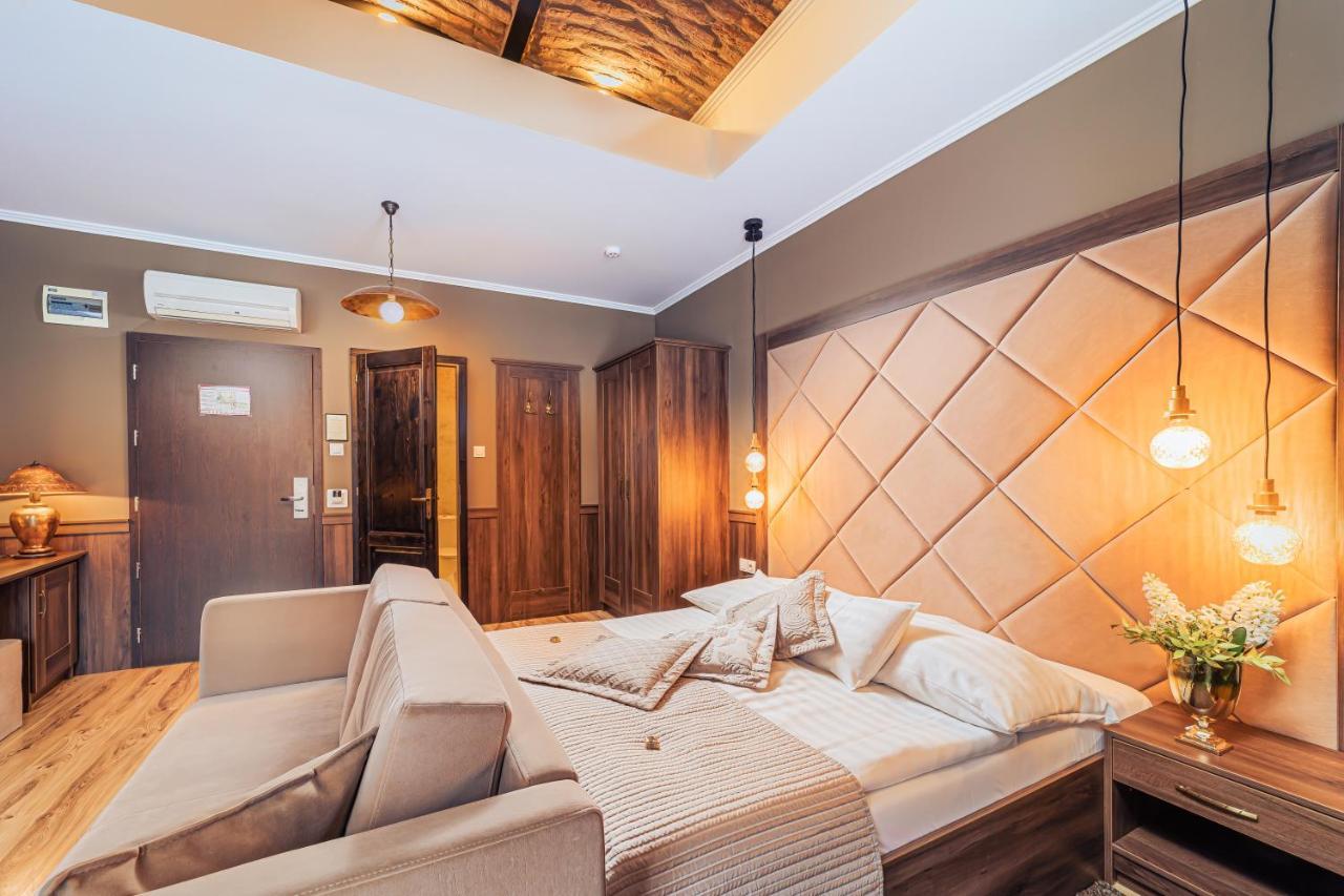 Komlo Hotel Гюла Екстериор снимка