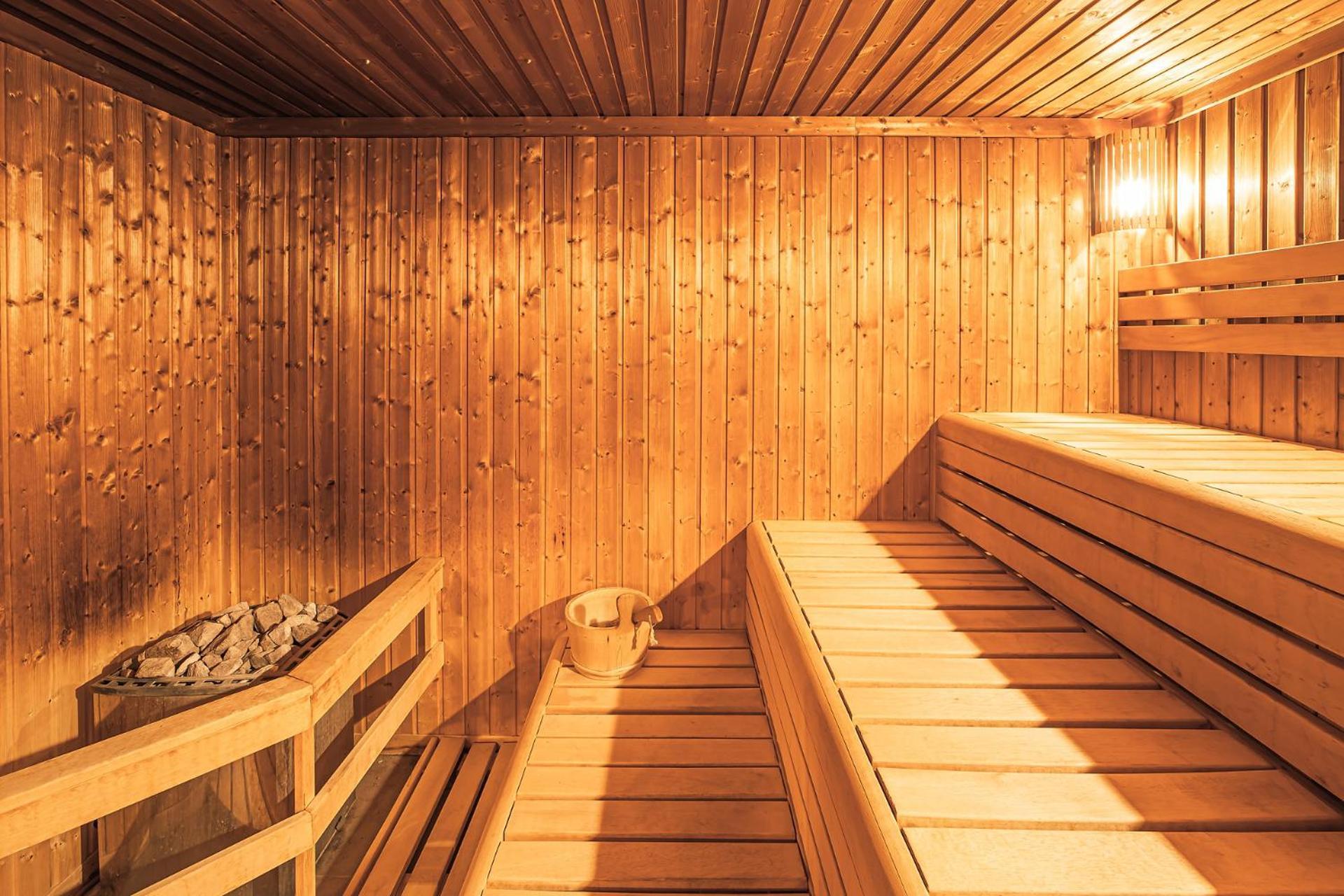 Komlo Hotel Гюла Екстериор снимка