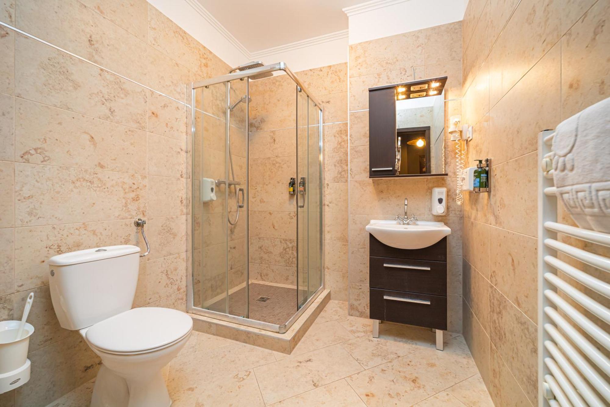 Komlo Hotel Гюла Екстериор снимка