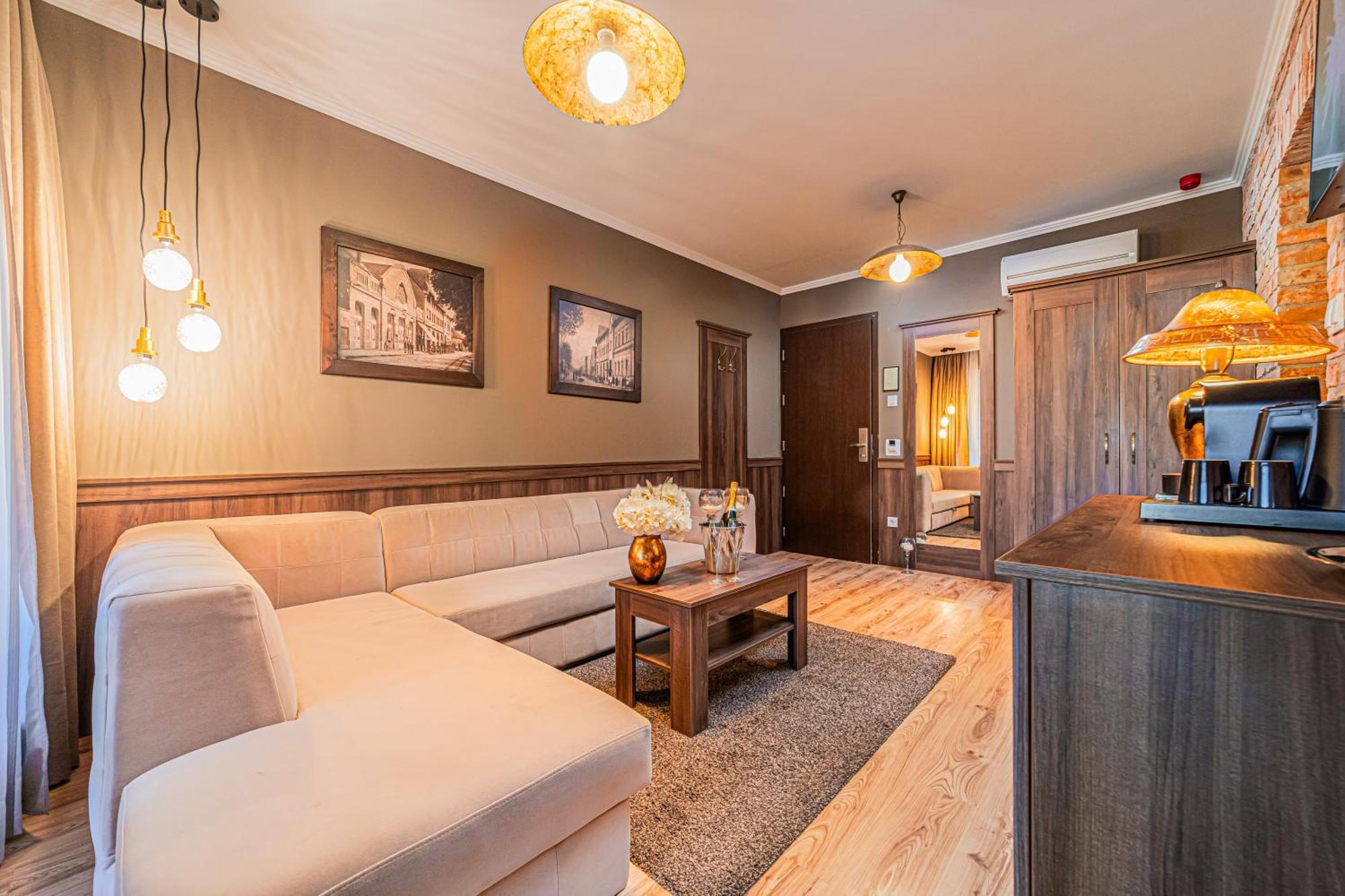 Komlo Hotel Гюла Екстериор снимка