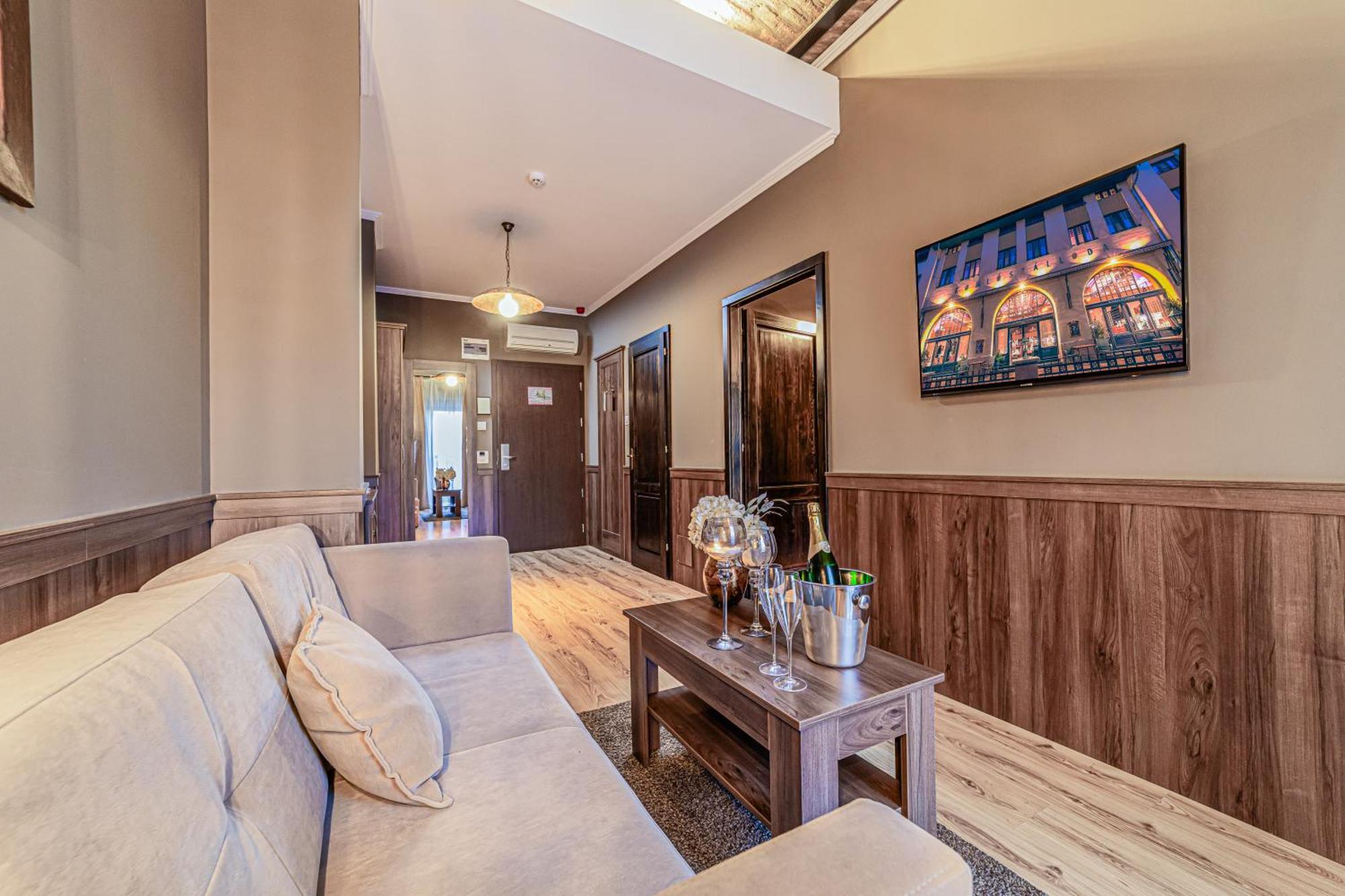 Komlo Hotel Гюла Екстериор снимка