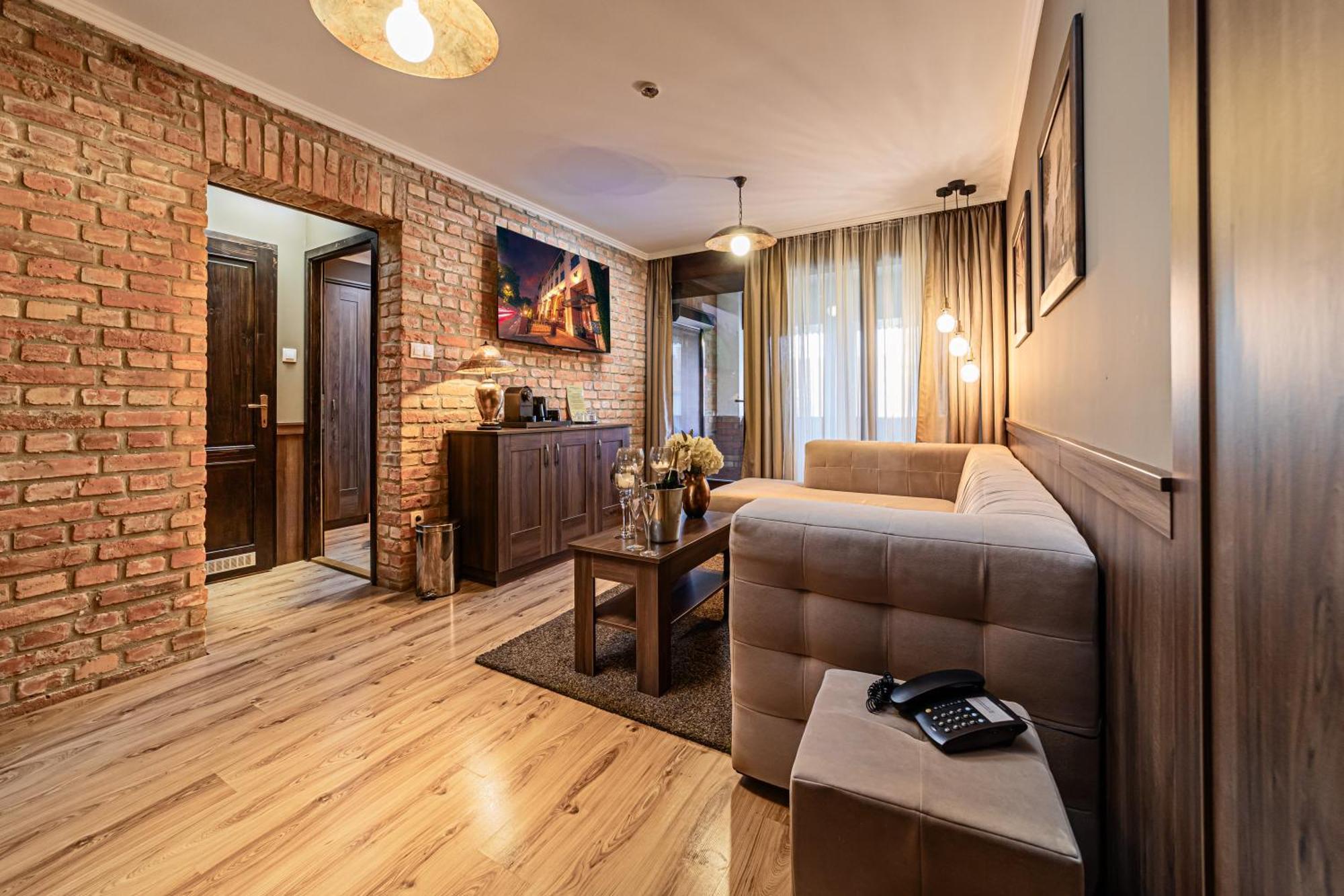 Komlo Hotel Гюла Екстериор снимка