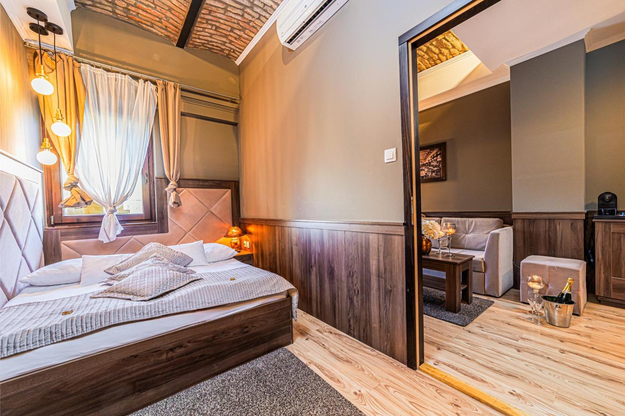 Komlo Hotel Гюла Екстериор снимка