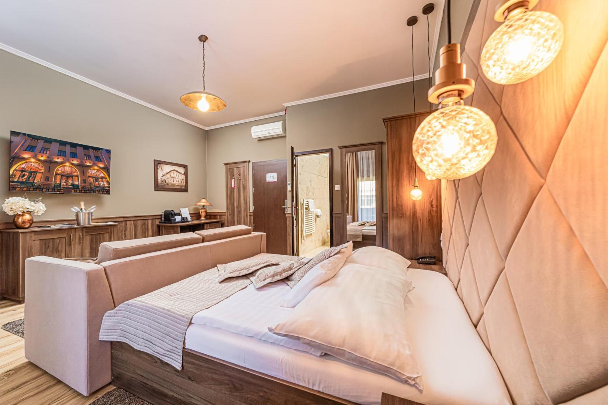 Komlo Hotel Гюла Екстериор снимка