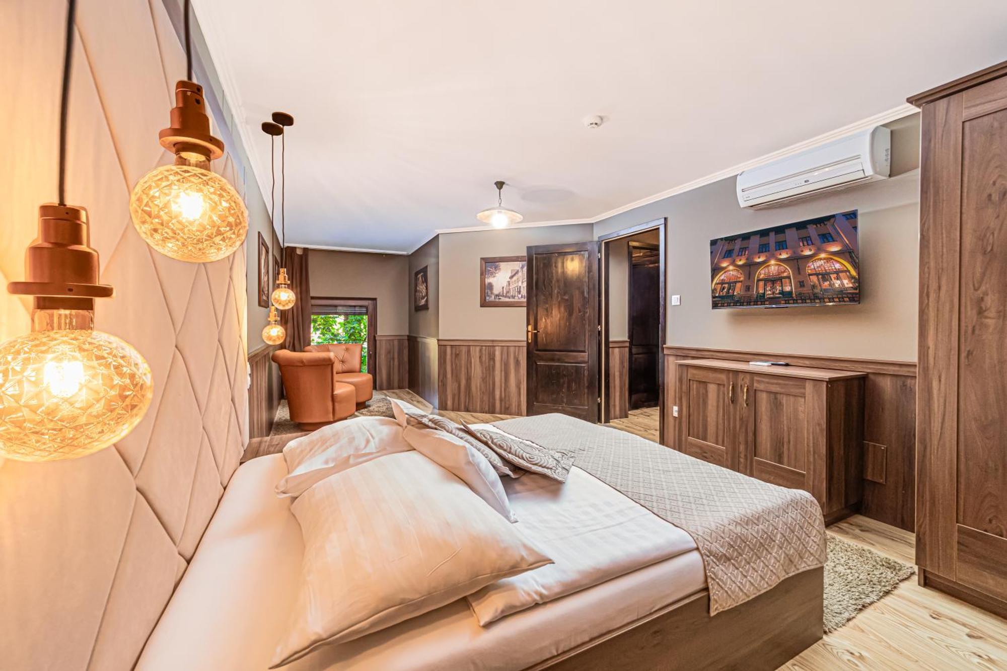 Komlo Hotel Гюла Екстериор снимка