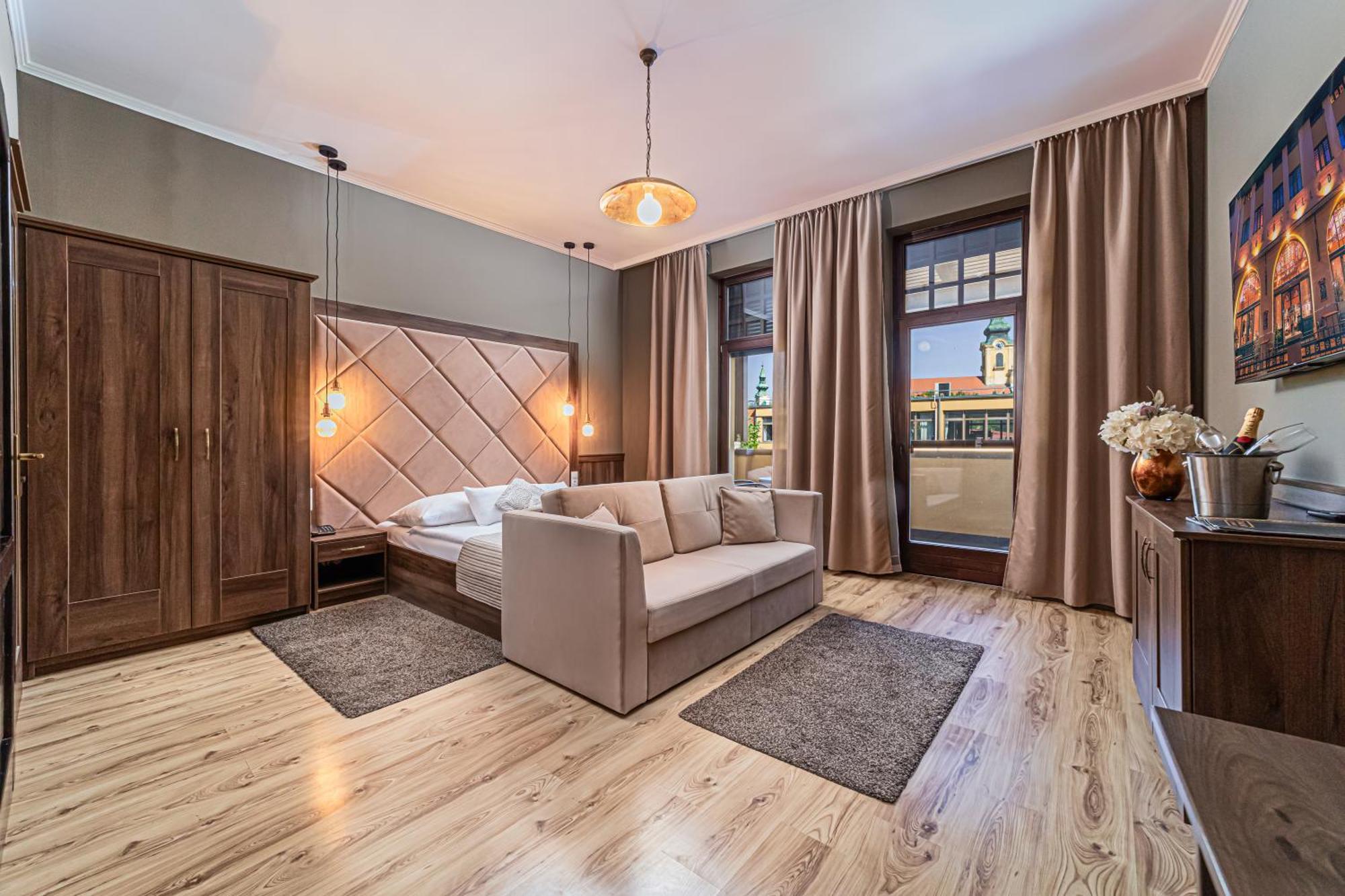 Komlo Hotel Гюла Екстериор снимка
