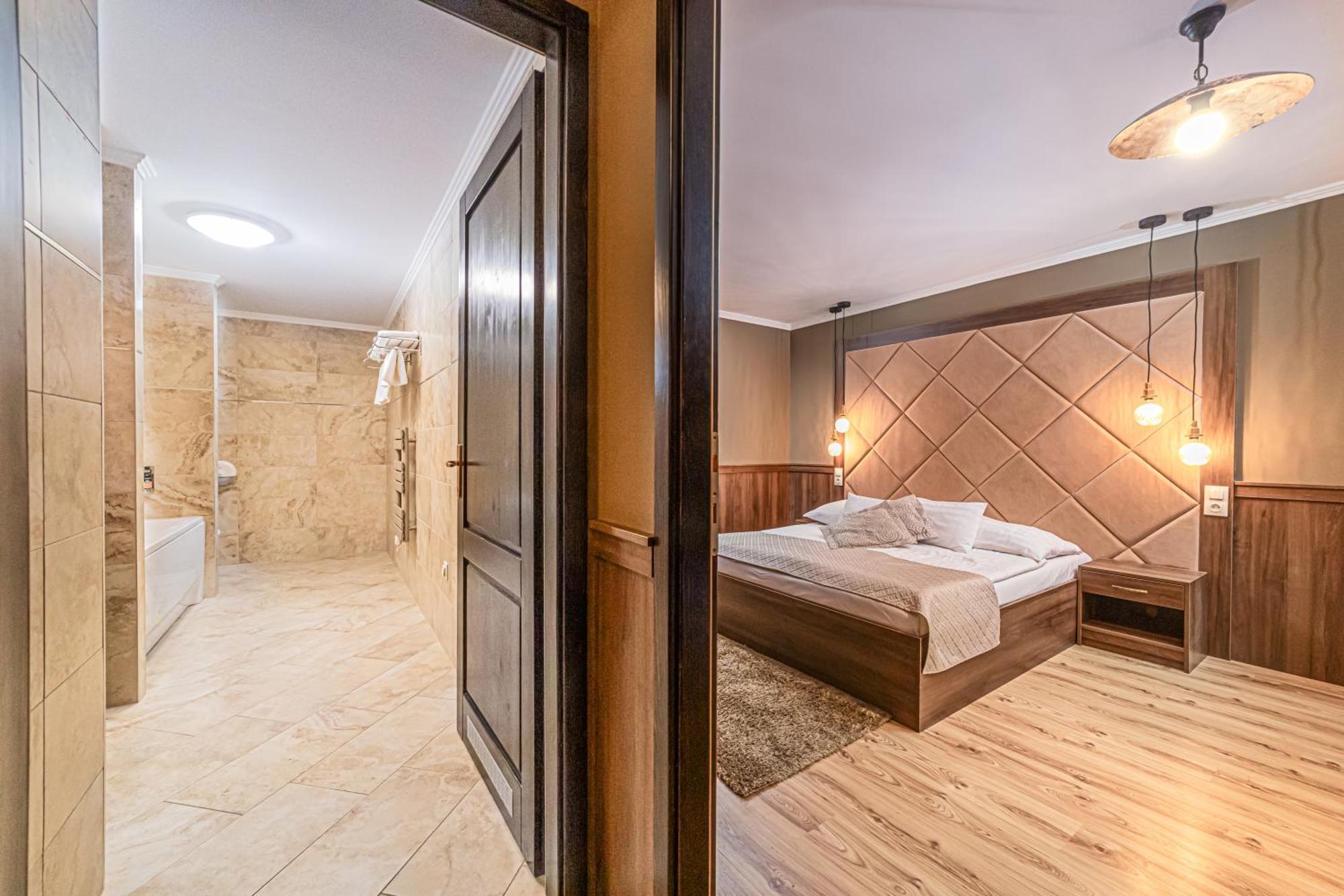 Komlo Hotel Гюла Екстериор снимка