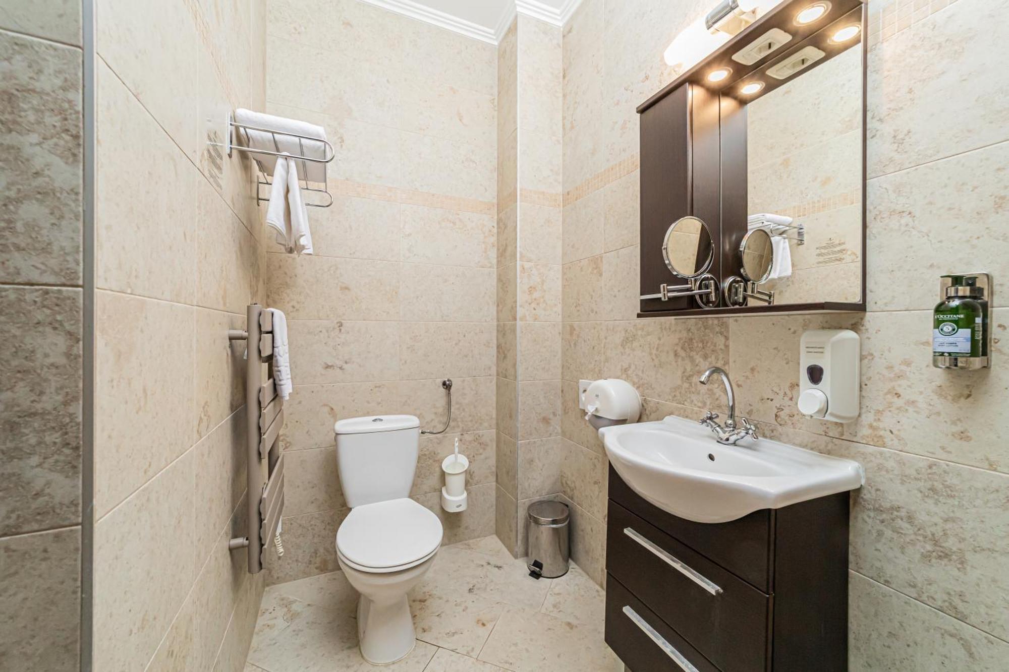 Komlo Hotel Гюла Екстериор снимка