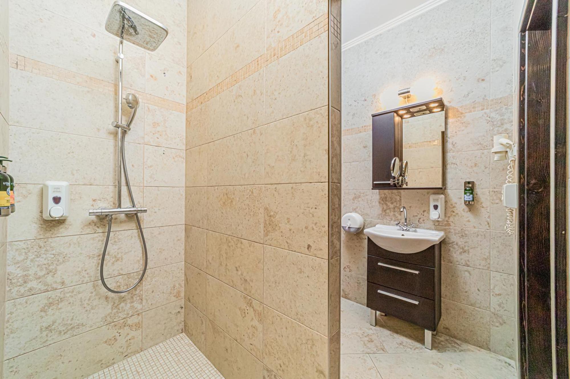 Komlo Hotel Гюла Екстериор снимка