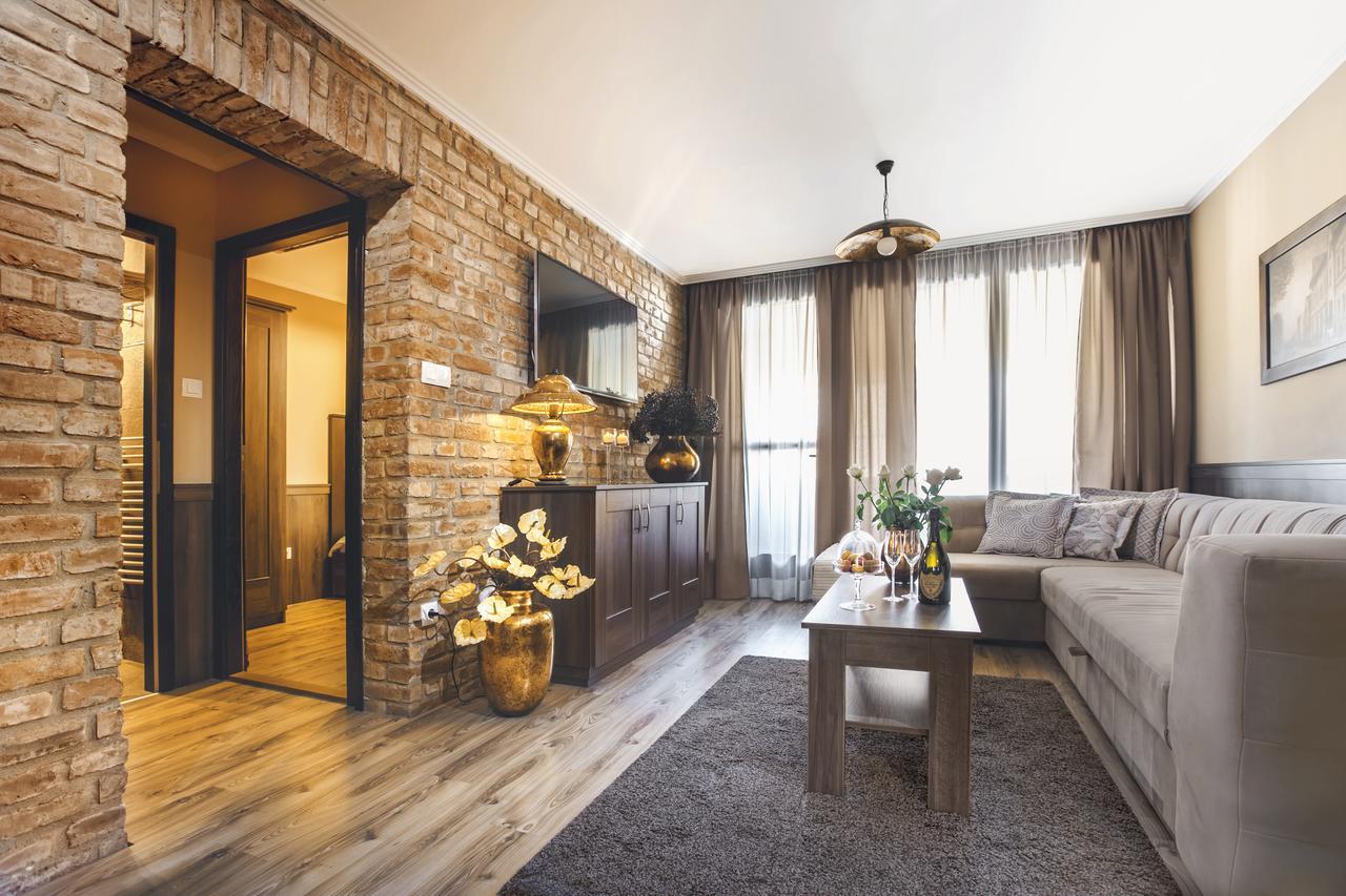 Komlo Hotel Гюла Екстериор снимка